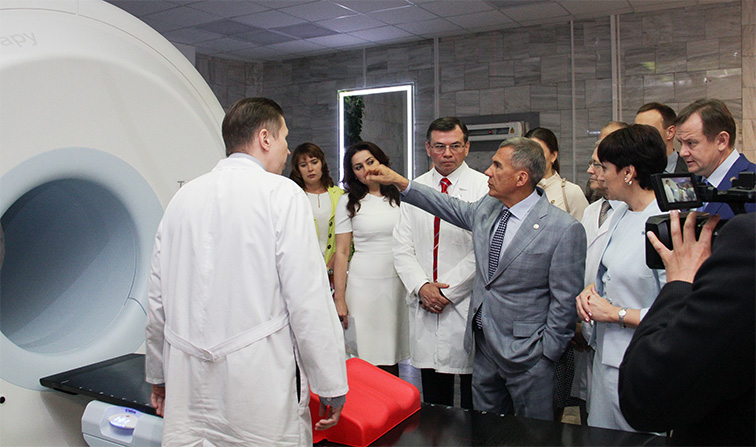 Рустам Минниханов в центре томотерапии Сакнур